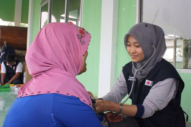 PMI memberikan pelayanan kesehatan di masjid desa Limbang jaya