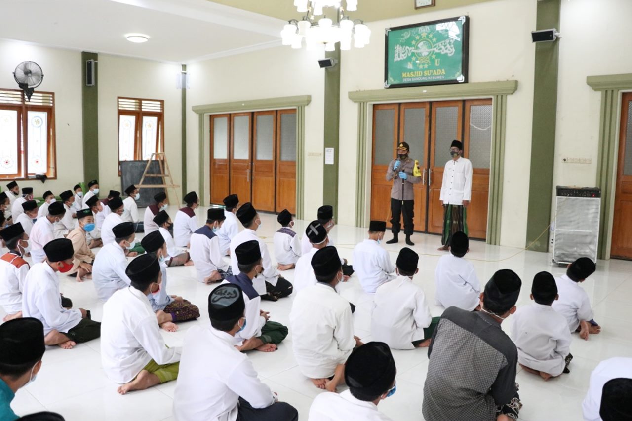 Strategi Ganda Melawan Korona di Pondok Pesantren Kebumen