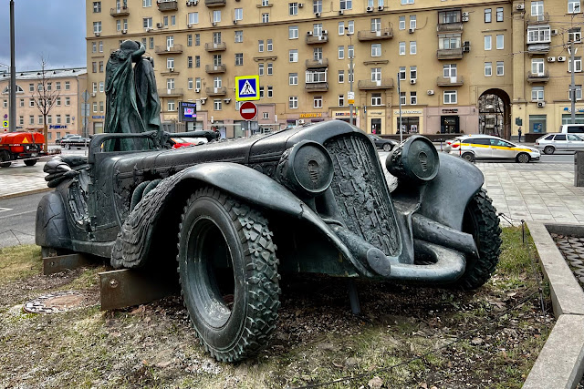 улица Земляной Вал, скульптура Александра Рукавишникова «Авто Воланда»