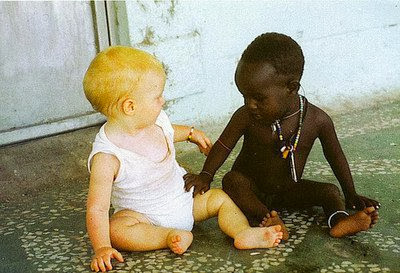 Niño rubio y niño negro