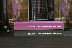 Silber und schwarze Schrift auf dem Buchrücken von Mozart für Marsianer