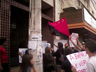 Martes, 24 de diciembre 2013 Araxa 2013 Este año que expira, fue sin duda uno de los años en los que la lucha social y sindical, creció más en Araxá. Ya sea desde diciembre últimos años movilizaciones ya estaban organizados por las mejoras en el transporte, en enero de estas movilizaciones tomaron forma y enseñaron mucho a todos y todo lo que ahora se encuentran más fuertes por el apoyo mutuo y la solidaridad, a través de la acción directa, muy criticado en el primer mes del año, pero que resultó ser la única manera de luchar. Demostraciones de enero hasta entonces el más grande ciudad, se caracteriza por dificultades en la comprensión entre los diversos grupos que luego terminan dividiendo el comité de lucha contra el hambre, y obligado a completar la reorganización, pero todas las formas de estas manifestaciones del principio del año eran importantes y la opinión de muchos madurado en lucha, que no serviría de nada para tratar de negociar negociable. 's 17 y 25 de enero, se instalaron las reclamaciones que se tomarían durante todo el año, en una reunión el 17 de establecida la lista actual de las demandas, y el 25 una de la sierra de la ciudad las principales manifestaciones de la ciudad hasta entonces, cuando la ciudad se trata de suavizar el estado de ánimo con la entrega de hojas de cálculo de los costos de transporte y por lo tanto conduce a engaño diversos sectores que serían engañosas y desmovilizar la lucha. Desmovilización ampliamente condenado por los anarquistas y anarcosindicalistas, y que pero meses más tarde demuestran un fracaso de la pro-comercio, como ya se ha provisto para nosotros todos y todas, pero ciertamente sirven como ejemplo para aquellos que se dejen engañar por lo anterior.   De hecho, las manifestaciones de enero fueron el detonante de toda la organización del comité de lucha contra el hambre y la autogestión de nuestras luchas por la libertad y el bienestar y la semilla que germinó en el futuro endurecimiento de las luchas y reivindicaciones, siempre tienen la inflexible por esta sección y por los anarquistas y compañeros de la moda, dispuesto y manifestarse en las calles de la fuerza de nuestro pueblo. Por lo tanto, las reuniones, debates y reorganización del comité de lucha contra el costo de la vida se pone en marcha durante los próximos meses. llegaron el mes de mayo, en dos situaciones opuestas, por un lado, el 1 de mayo de este año fue una de las lagunas en número de personas, dos definiciones comienzan a ser decisivo, la reanudación de los piquetes en el centro de la ciudad, terminales de autobuses todos los viernes, con el objetivo de llegar a la audiencia más amplia posible y mantenernos invertido. También se realizaron piquetes en el sector norte, el bastión tradicional del movimiento libertario en Araxá. Piquetes de mayo, trata de mostrar la ira popular con el transporte público y la segregación que esto representa, y también las expresiones presentadas de repudio a los políticos que intentaron cooptar la lucha, sin éxito, ya esto es, y siempre será horizontal y autogestionada. estos potreros Puede tomar forma, la organización para la lucha madura y nuevas personas llegan a unirse, incluso dando a luz a los primeros intentos de bloqueos pacíficos. piquetes Una curiosidad de este es que las banderas banderas negras y rojas se convierten en una marca de la lucha por la libertad y el bienestar, la lucha para acabar con el apartheid en la ciudad social y una manera de mostrar que estamos en las calles, ya sea como o donde sea.  Entre los movimientos sociales, el desarrollo de núcleos y acciones en los lugares de trabajo, profundizando en nuestras tradiciones de lucha de acción directa, algunos actos pueden ser citados; secciones de solidaridad hermanas en la AIT, como acciones de solidaridad y la readmisión despedido en santander compañero / Isban, y en solidaridad con los despedidos Telepizza Estas acciones son, además de proporcionar el apoyo a nuestros compañeros, se profundiza la noción de solidaridad sin fronteras entre nuestros pueblos, en muchos casos aún se engañaron con las fronteras nacionales que nos limitan. acciones de solidaridad se produjo, el mantenimiento de los potreros los viernes y difusión completa de la lucha, a través de todos nuestros medios de comunicación mantiene la lista de los requisitos impuestos en enero y siguió la lucha. Curiosamente enfatizar este período, los intentos de organización espontánea de jóvenes, para siembra reorganización de las Juventudes Libertarias, estos jóvenes siempre han permanecido fieles a establecer en la reunión y aseguró que sólo movilizados y unidos podemos ganar exploradores / opresores. A finales de mayo y principios de junio, aumenta el levantamiento sobre el transporte en todo el país , varias organizaciones promueven manifestaciones en muchas ciudades;. populares y consisten en varias orientaciones organizaciones paralizan las ciudades, mientras que en Araxá, Minas Gerais nos montamos en la promoción de los piquetes y manifestaciones a mediados de junio, el cierre de la Avenida Paulista por mpl, y ampliamente difundido disturbios por miles de personas llevan más manifestaciones llamadas desde el comité de lucha contra el hambre en Araxá, las manifestaciones de decenas o quizás cientos convierten marchas con miles de personas. Si por un lado la creciente presión sobre aquellos en el poder / exploradores y todo tipo de chupar sangre, éstos pasan al mismo tiempo para manipular las manifestaciones populares con lemas autoritarios, y el caso específico de una entidad que fue invitado a participar en el comité de lucha y era consciente de que la resolución de esta unión para mantener el pacifismo total, el ese cuerpo distorsiona el pliego de peticiones, provocando la indignación de los estudiantes citados anteriormente, que serían los grupos de jóvenes libertarios están utilizando las manifestaciones para perseguir anarquistas y los que ya estaban en las calles antes de las balelas: el gigante se despertó, llega a la calle y todo tipo de mierda desplegados por el mundo de la red y por los medios de comunicación de todo el país. medios de comunicación, (herramientas eléctricas) y cambian sus tácticas en vez de criticar abiertamente separará marchas entre "buenas personas" y "radicales", el uso de agentes provocadores se vuelve constante.         En Araxá, la postura de las reclamaciones se mantiene a toda costa, se mantienen la horizontalidad acción directa y la autogestión, el bloqueo de los intereses del capital es la estrategia de lucha para obligar la comparecencia de la lista de demandas, es importante recordar que el pacifismo es una resolución y por lo tanto todos estos bloqueos fueron siempre pacíficas, nunca fue la reacción de los manifestantes conectados directamente a pelear a cabo, lo que ocurrió fue una represión desproporcionada. represión y la violencia de agentes provocadores provoca el vaciado de las manifestaciones, los jóvenes estudiantes forman la iniciativa para la juventud libertaria, esta unión se quedó en la calle junto a éstos secuencia y dio las peleas sin distorsionar Reclamación, ni negociar la parte posterior de nuestro pueblo. A lo largo del país, el gobierno se ve obligado a recortar los tipos de transporte público, una victoria ciudades exigiendo aumentos revogamento y una victoria parcial para todos los demás a luchar, una victoria para toda la gente, pero para ser una victoria parcial que nos mantienen en las calles. Entre los militantes detenidos en las manifestaciones, intento de criminalización de la lucha social y el mantenimiento de la lucha, se llama a la huelga general en Araxá con poca adherencia y restringida a unos pocos sectores. huelga general Esto demostraría a muchos que sólo anarcosindicalismo puede mantener nuestros derechos, tenemos que buscar a aquellos que buscan la libertad y los sindicatos oficiales como siempre denunciar, y negociar la parte posterior e interrumpir, aceptar cualquier migaja de poder.   Además de las manifestaciones y actos de solidaridad, más allá del mantenimiento general de los acontecimientos culturales lucha entre el sindicato y se promueve la juventud libertaria;. Fortalecimiento de los lazos de solidaridad con las prácticas anarquistas Estos son los de poesía y libertad velada, promovida en el parque de cristo, apuntando también dar ese lugar abandonado por la autogestión estado que merece algunos artículos eran para socavar la ocupación y la autogestión local: el prejuicio de que sólo ciertos eventos pueden autogestionar el lugar cuando el okupação completo propuesto por los anarquistas y anarcosindicalistas es mucho más amplio , la vida y la resistencia de los oprimidos, con el fin de que la población del sector norte secretada por el sistema de transporte público no tiene un amplio espacio de ocio, un medio cuadrado remodelado no es un argumento, después de que todos los hijos de los políticos no juegan en espacios públicos, como . los hijos de nuestro pueblo, los hijos de los trabajadores en estos eventos culturales, y debido a la evolución de las luchas algunas preguntas se plantean, como la inercia de los cuerpos y la restricción de uso de los espacios de los estudiantes que podrían ser útiles para los propios alumnos, en su organización y luchar por mejoras en el transporte y la educación, estas preguntas conducen la búsqueda de datos de dichas entidades para lo que iba a constituirse, la juventud libertaria. Junto a las manifestaciones mantuvo puntualmente, eventos culturales y el desarrollo de la autogestión se convierte en una realidad, Araxá de "pacífico" ciudad de país, escondido bajo la alfombra todos sus problemas, que habría arrojado abierto y entrar en la ciudad movilizado en todo el país, los lugares que marcaron la diferencia en el mapa de las calles. Pero la fuerza de la autogestión de las luchas como siempre causa temor en quienes detentan el poder, y los intentos de seguir la criminalización de las luchas sociales, cuando los miembros de este sindicato rechazan una transacción y quieren demostrar la inocencia de los anarquistas, a raíz de la organización de resistencia y solidaridad. llegó a octubre y el desarrollo de apoyo a la autogestión los okupações, banderas difusión COB / AIT lucha en los lugares de trabajo, el ocio y la vivienda, la creciente resistencia de nuestro pueblo trabajador. Hasta finales de octubre, debido a las preguntas que los jóvenes libertarios como lo hace la organización local de estudiantes , comienza una campaña anti-anarquista con acusaciones falsas, acoso, amenazas y acusaciones de ilegalidad en contra de esta unión será siempre simpatizan con ese hombro horizontalmente luchado hombro con nosotros en las calles de derecho y la libertad, se estrecha aún más tie entre el sindicato y la juventud, lo que lleva a la compañera de cuarto de miembros, y actúa contra la represión promovida por la organización estudiantil oficial de la ciudad, que cuestionó decide crear marcos y difundir todo tipo de persecución ideológica con el apoyo de los sectores de la plaza a la derecha cuando se trata de la extrema derecha hablamos de aquellos que abiertamente abogan por un golpe de estado militar aa la violencia contra las personas.     Las amenazas no intimidan, y actúa en varios lugares con un amplio apoyo de la poblagobierno municipal, que todos los que viven como , y puesto que no es una organización criminal, sino una herramienta para la defensa de los derechos de los trabajadores, que avanzamos. procesados, perseguidos, víctimas de cualquier intento de criminalizar y siempre seguimos siga! Porque esta lucha sindical contra la injusticia en sus orígenes, apoya la organización autónoma de los estudiantes a seguir sus derechos y luchar por la libertad, la ex Unión Soviética es una herramienta de la gente, y si no es a este pueblo, ya seguro de la mentira que significa la "democracia" representativa, y que Sólo podemos luchar para sobrevivir. llegado a la final de este año ya se llama el acto en contra de aquellos que insisten en hacer ellos mismos sordos cuando se trata de los derechos, actos que comenzaron el año que viene lo que demuestra que no todos represión y no fue capaz de silenciar, y que todas las asambleas de caer al suelo. dar ni un paso atrás en nuestras reivindicaciones, y en todo caso nos mantienen en posición vertical. Las experiencias de 2013 demuestran cuánto poder teme el pueblo organizado, por lo que los enfrentamientos siguieron hasta la total emancipación la clase obrera.