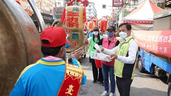 南瑤宮笨港進香回鑾彰化　遶境市區跪拜獻花迎媽祖