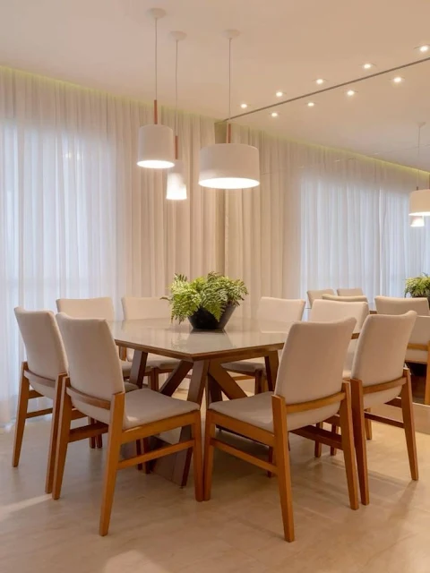 Espelho de corpo inteiro ao lado da mesa de jantar