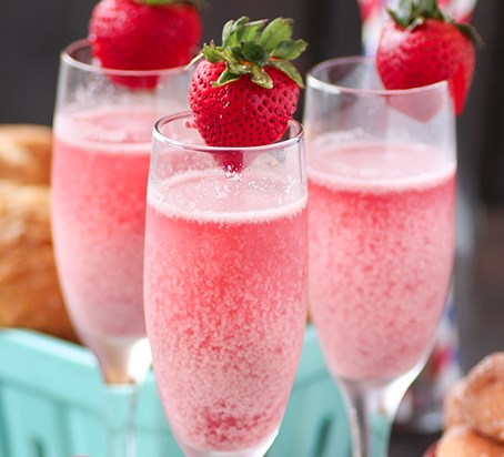 Strawberry Cream Mimosa #drinks #holiday