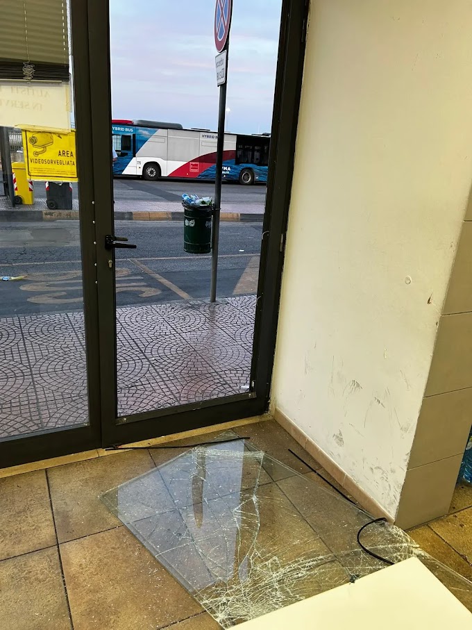 Taranto, raid vandalico al capolinea Kyma Mobilità: denuncia del sindacato Sinai, “servono interventi urgenti”
