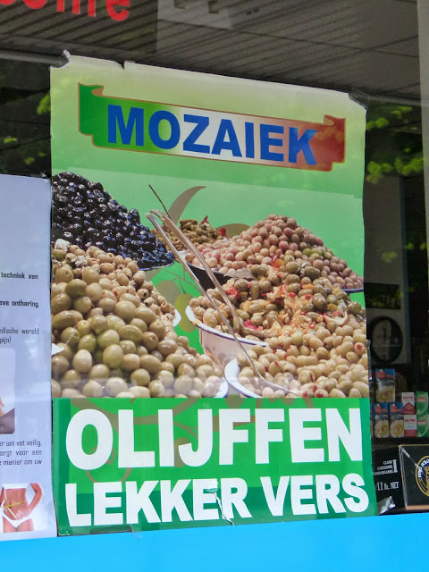 Affiche met de tekst 'Olijffen, lekker vers', Hengelo, mei 2014. Foto: Robert van der Kroft