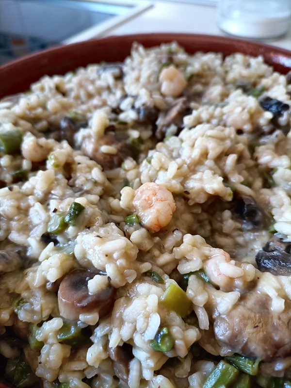 Risotto de espárragos, champiñones y gambitas