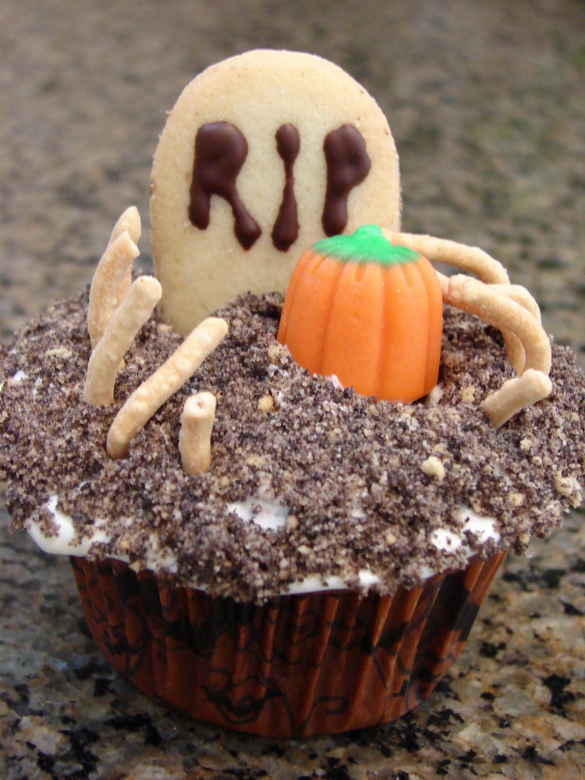 halloween pumpkin cupcakes Halloween Graveyard Cupcakes