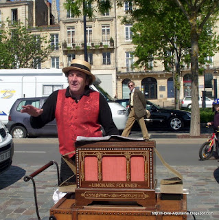 Local singer by the quays in Bordeaux