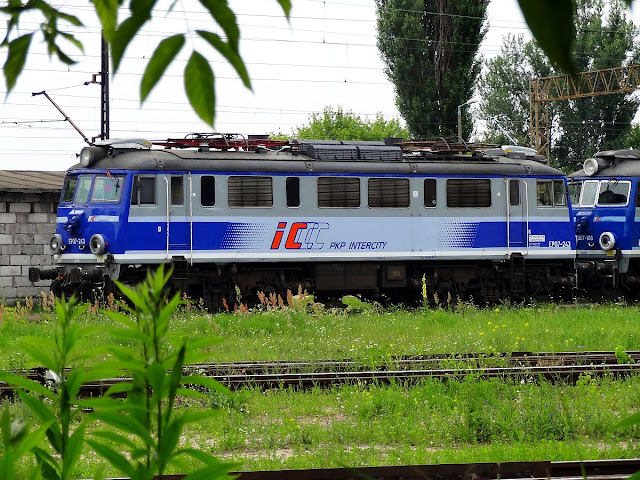 Lokomotywy elektryczne przed szopą PKP IC na Grochowie.