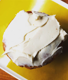 Muffinssi on päällystetty rennosti vaniljatuorejuustolla