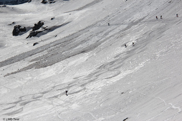 Unregelmäßige Altschneeoberfläche. Silvretta. (Foto: 25.03.2022)
