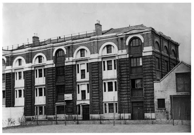 Black and white image c1959 showing 5 & 7 Tanner Street, off Bermondsey St, London SE1