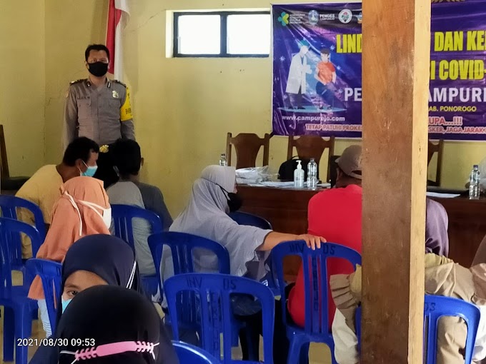 Bhabinkamtibmas Ds. Campurejo Polsek Sambit Polres Ponorogo Gelar Pengamanan Giat Vaksinasi Covid -19 Dosis 1 Puskesmas Sambit Untuk Warga Desa Bancangan