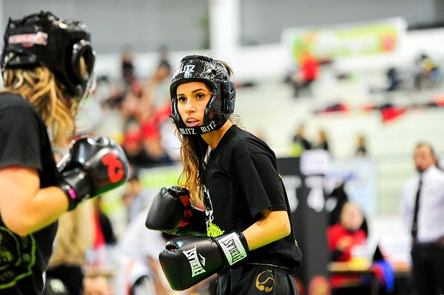 Frauen beim Kickboxen