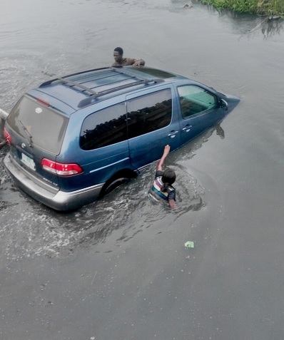 Tragedy as Vehicle Carrying a Woman and Her Kids Plunges Into a Lagoon in Lagos Suburb (photos)