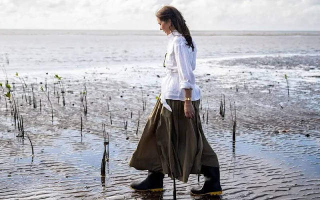 Princess Mary wore a white belted linen shirt by Ralph Lauren, and a Terrana green skirt from By Malene Birger