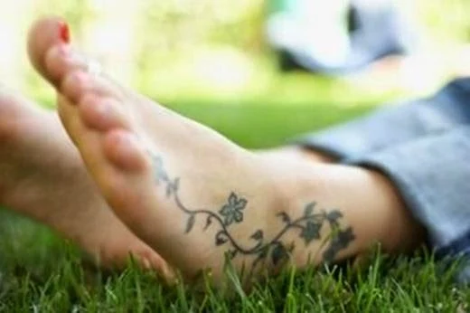 Vemos tatuajes en los pies