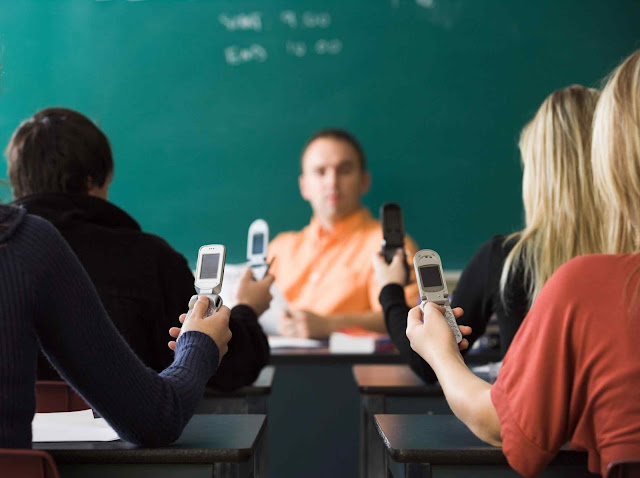 Desligados do ensino, educados para a incomunicação