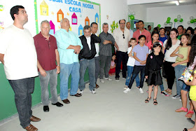 Moradores, pais, alunos e autoridades prestigiam a entrega da escola do Corta Vento totalmente recuperada à população
