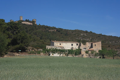 CASTELLS DEL GAIÀ SANTA PERPÈTUA DE GAIÀ-VALLESPINOSA-CASTELL DE SABURELLA-QUEROL, Masia de Cal Mandíl i Castell de Saborella al terme municipal de Querol