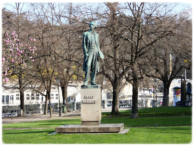 Josef Mánes-skulpturen står i parken ved Alšovo nábř. i Gamlebyen (Staré Město) i Praha.