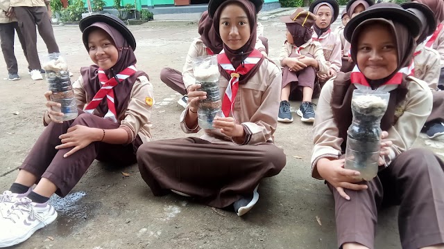 Peduli Lingkungan, Pramuka Pangkalan SDN Beji Latihan Menjernihkan Air