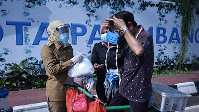 Fitri Bagi-bagi Masker dan Sembako 