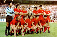 SEVILLA C. F. - Sevilla, España - Temporada 1978-79 - Paco, Juanito, Sanjosé, Luis Cid Carriega (entrenador), Bertoni, Álvarez y Gallego; Scotta, Juan Carlos, Rubio, Montero y Blanco - REAL MADRID 2 (Roberto Martínez y Aguilar) SEVILLA C. F. 1 (Bertoni) - 24/06/1979 - Copa del Rey, semifinal, partido de vuelta - Madrid, estadio Santiago Bernabeu - El Sevilla queda eliminado, tras empatar a 0 en la ida