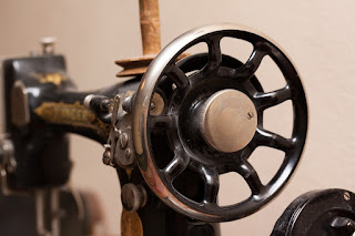 Singer Sewing Machine Close-up Photo by stux at https://pixabay.com/photos/sewing-machine-singer-old-antique-1789198/