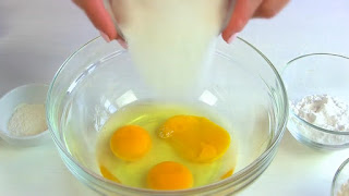 В миску добавляем яйца и сахарный песок