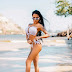 Modelo Thayane Souza exibe seu corpo escultural na praia