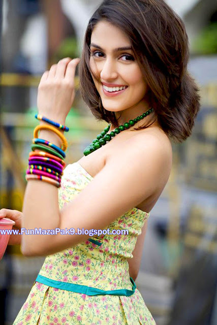 Aarti Chabria Cute Smile Pics Aarti Chabria Sweet Smile Wallpapers