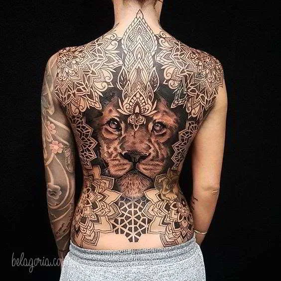 imagen de un tatuaje geometrico en la espalda