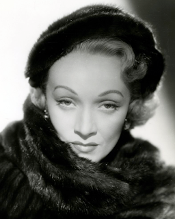 De Marlene_Dietrich_in_No_Highway_(1951).jpg: Twentieth Century Foxderivative work: TonyPolar (talk) - Marlene_Dietrich_in_No_Highway_(1951).jpg, Dominio público, https://commons.wikimedia.org/w/index.php?curid=17190882