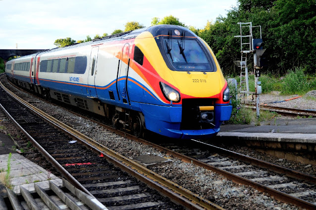 photo of class 222018 diesel multiple unit at wellingborough