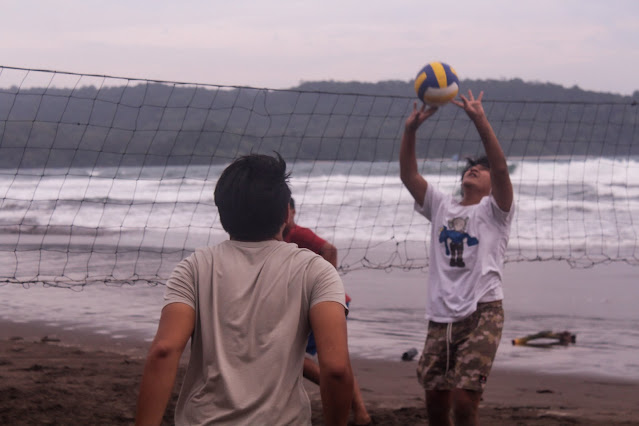 Bermain voli pantai di Pantai Barat Pangandaran hingga hari gelap.