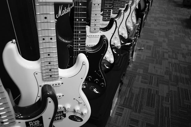 A História da Guitarra Elétrica - O Instrumento Símbolo do Rock.
