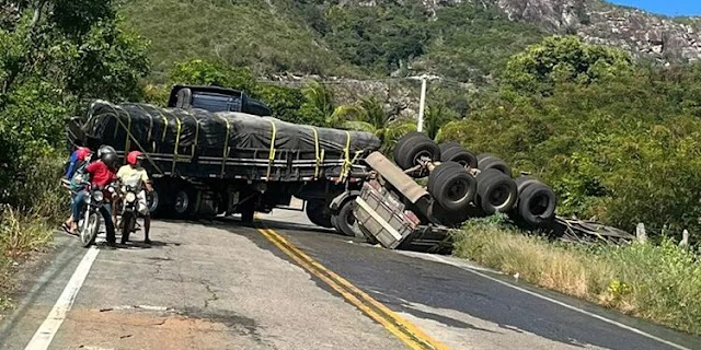 #Chapada: Carreta carregada com cimento tomba na BA-148 entre Livramento e Rio de Contas