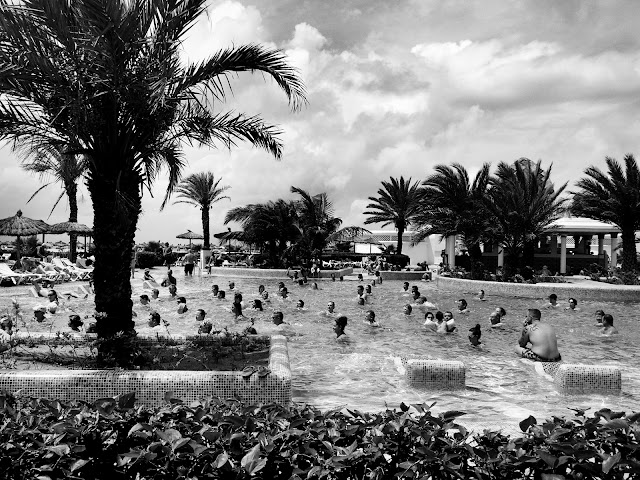 turisti al riu karamboa intento a fare acqua gym