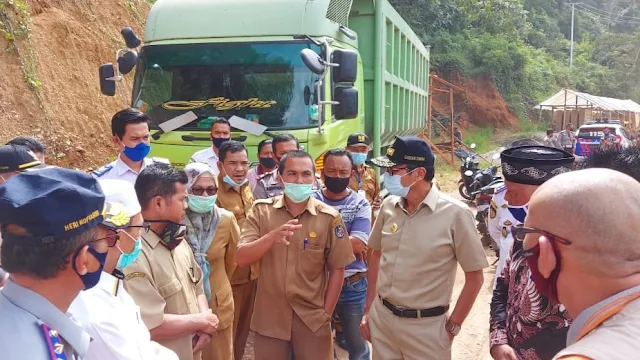 Gubernur Sumbar Tinjau Jalan Rusak Payakumbuh - Lintau.