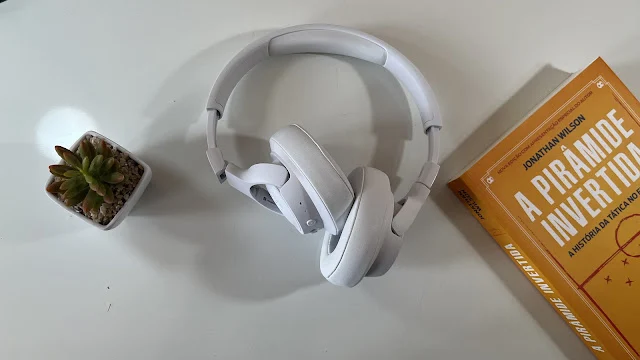 JBL Tune 720BT na mesa