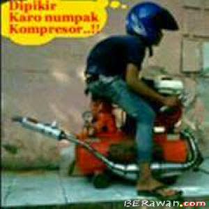 Dipikir karo numpak compressor naik cowok berhelm - ಌ 