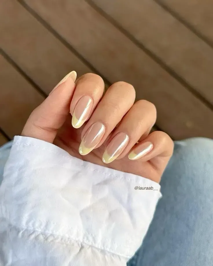 Uñas amarillo pastel