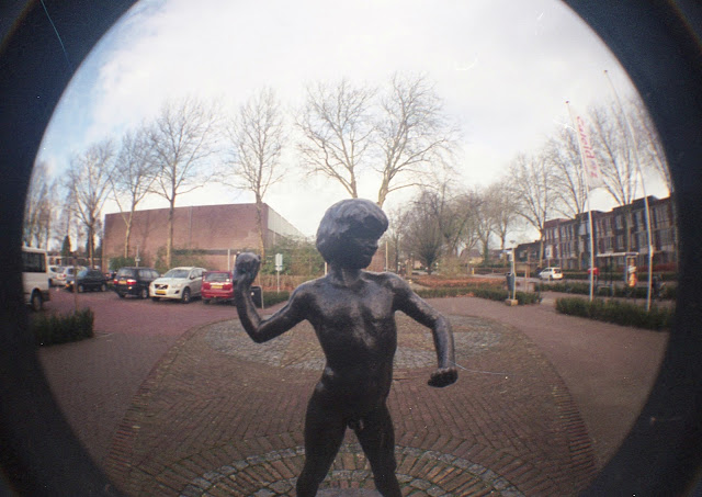 Standbeeld bij bibliotheek Zevenaar. Lomography Fisheye. Foto: Robert van der Kroft