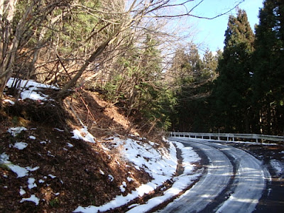 鉄塔への登り口のはしご