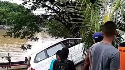 Parkir Di Bibir Sungai , Satu Unit Mobil Terperosok Dan Tenggelam di Sungai Bandakali