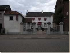 Heers, Nieuwe Steenweg 35: voormalige U-vormige hoeve, thans feestzaal