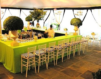 A communal square bar acts as the perfect centerpiece for the reception 